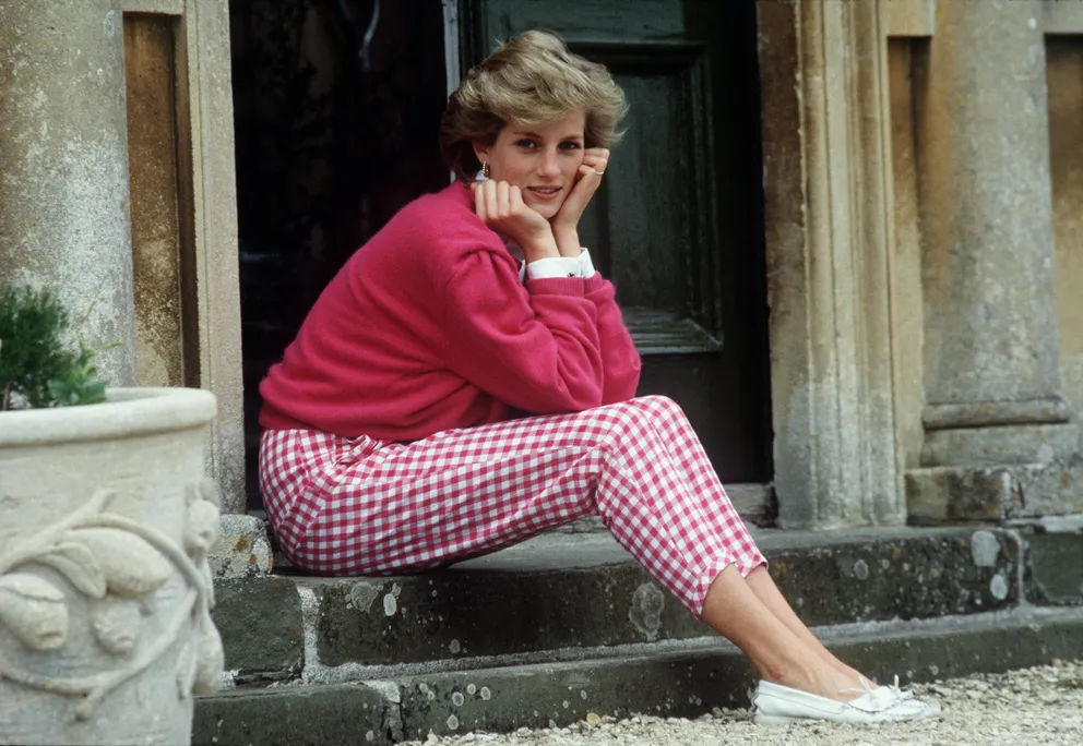 La princesse Diana assise sur une marche dans sa maison, Highgrove House, le 18 juillet 1986. | Source : Getty Images