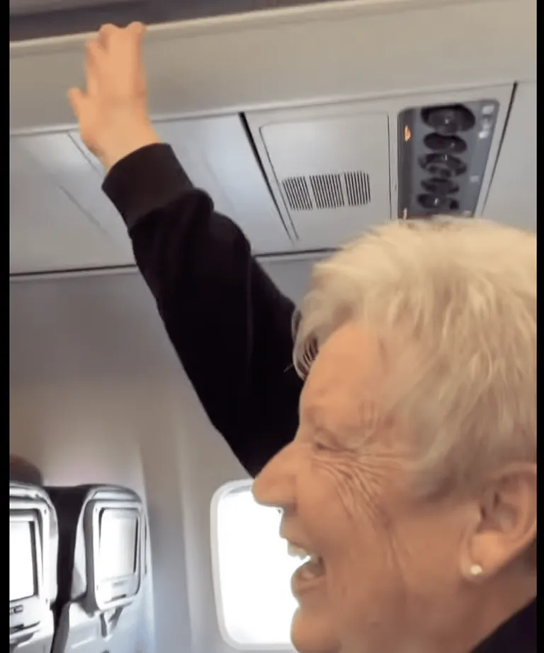 La mère de Michelle a levé la main en réponse à l'annonce du pilote. | Photo : youtube.com/Michelle A