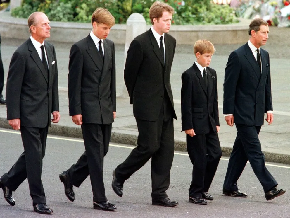 De gauche à droite : Le Prince Philip, le Prince William, Charles Spencer, le Prince Harry et le Prince Charles marchent derrière le cercueil de la Princesse Diana lors de ses funérailles le 6 septembre 1997. | Source : Getty Images