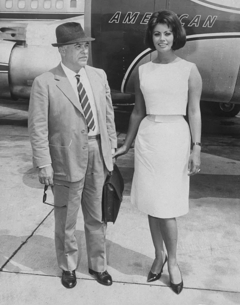 Sophia Loren con su esposo, Carlo Ponti, antes de abordar un avión en el aeropuerto de Idlewild. | Foto: Getty Images