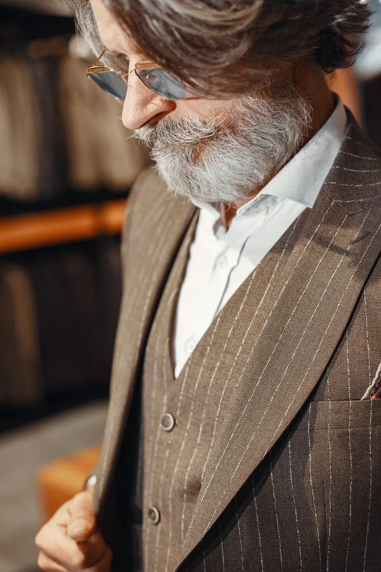 Un hombre mayor vestido de traje. | Foto: Pexels