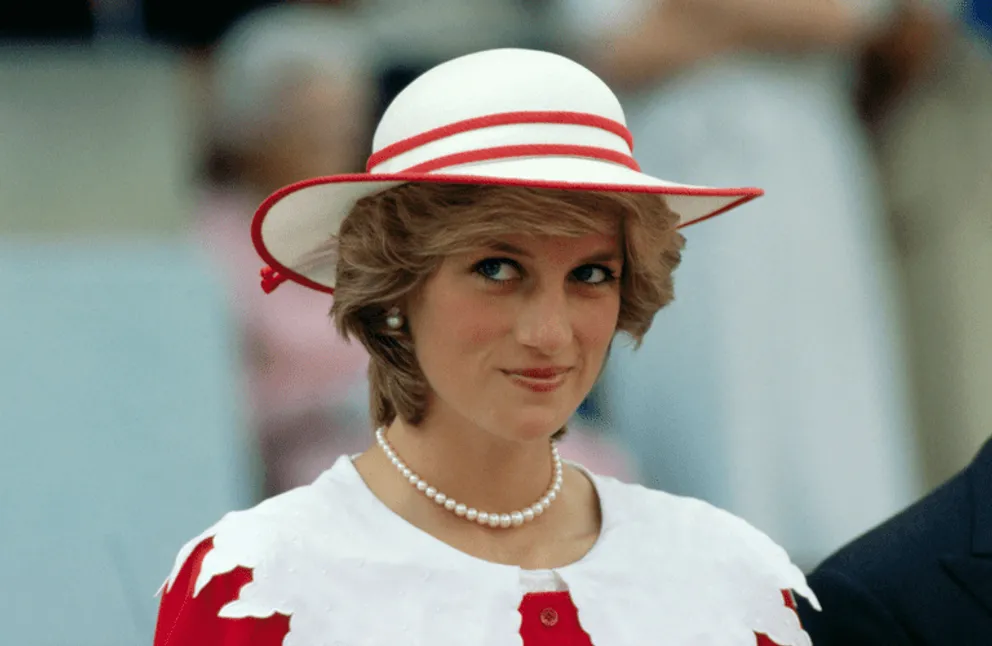 Diana, princesse de Galles, porte une tenue aux couleurs du Canada lors d'une visite d'État à Edmonton, en Alberta, avec son mari. | Source : Getty Images