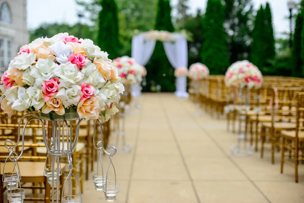 Sillas decoradas con flores y organizadas para una boda. | Foto: Unsplash