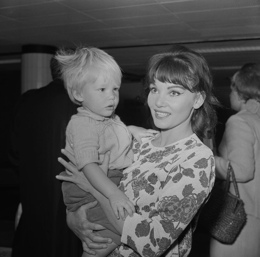 Diane Cilento et Jason à l'aéroport de Londres le 15 juin 1964 | Source : Getty Images