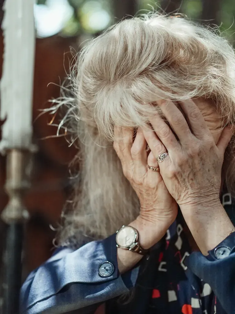 Anciana con las manos en su rostro. | Foto: Pexels