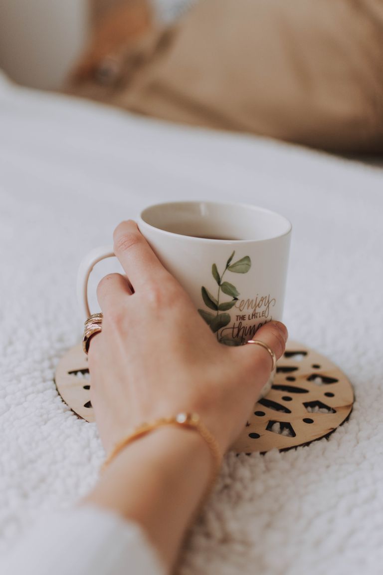 Una mujer sosteniendo una taza con té. | Foto: Pexels