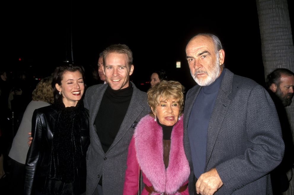 Jason Connery, Mia Sara, Sean Connery et Micheline Roquebrune à la première de Playing by Heart. 10 décembre 1998 | Source : Getty Images