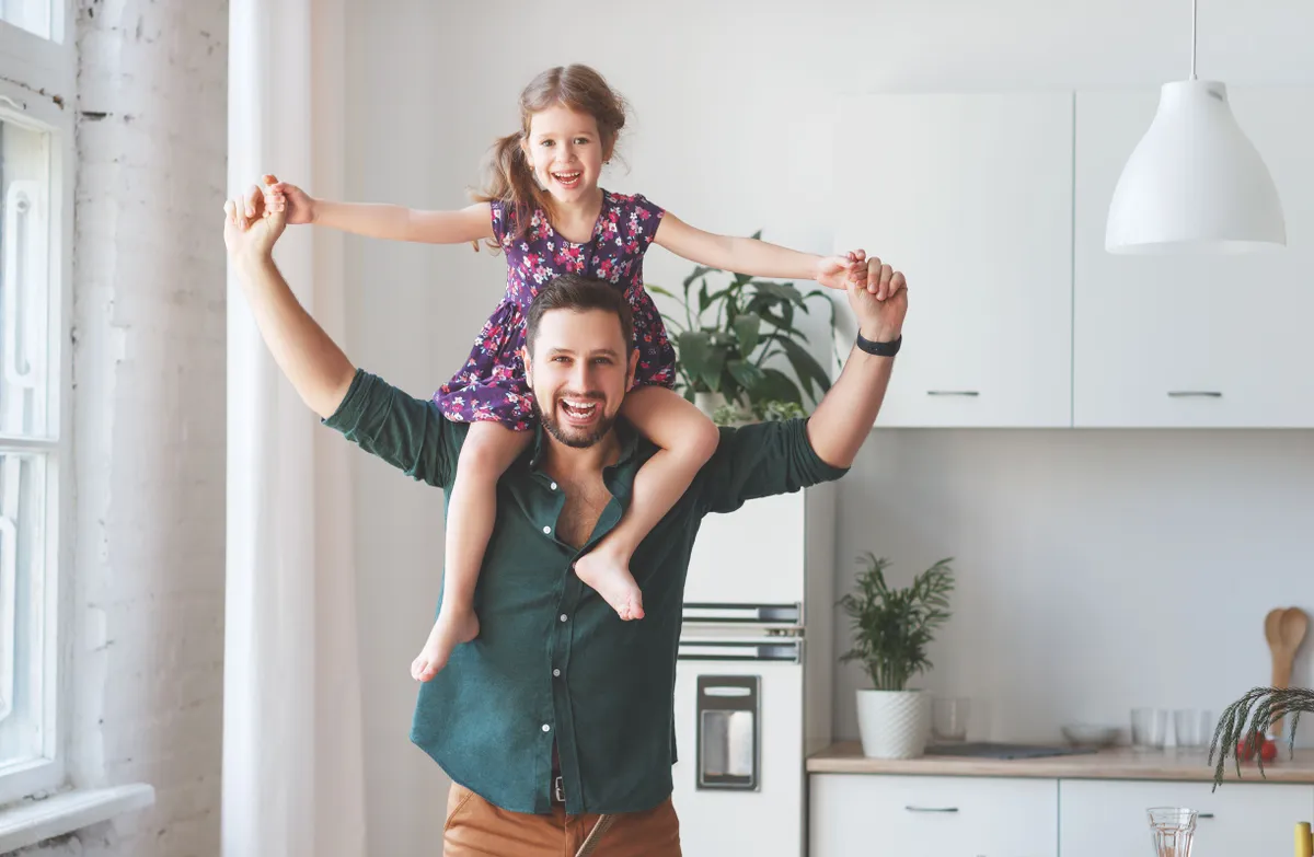 Un père jouant avec sa fille. | Source : Shutterstock