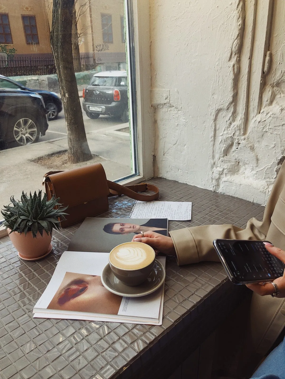 Mujer tomando un café en un local. | Foto: Pexels