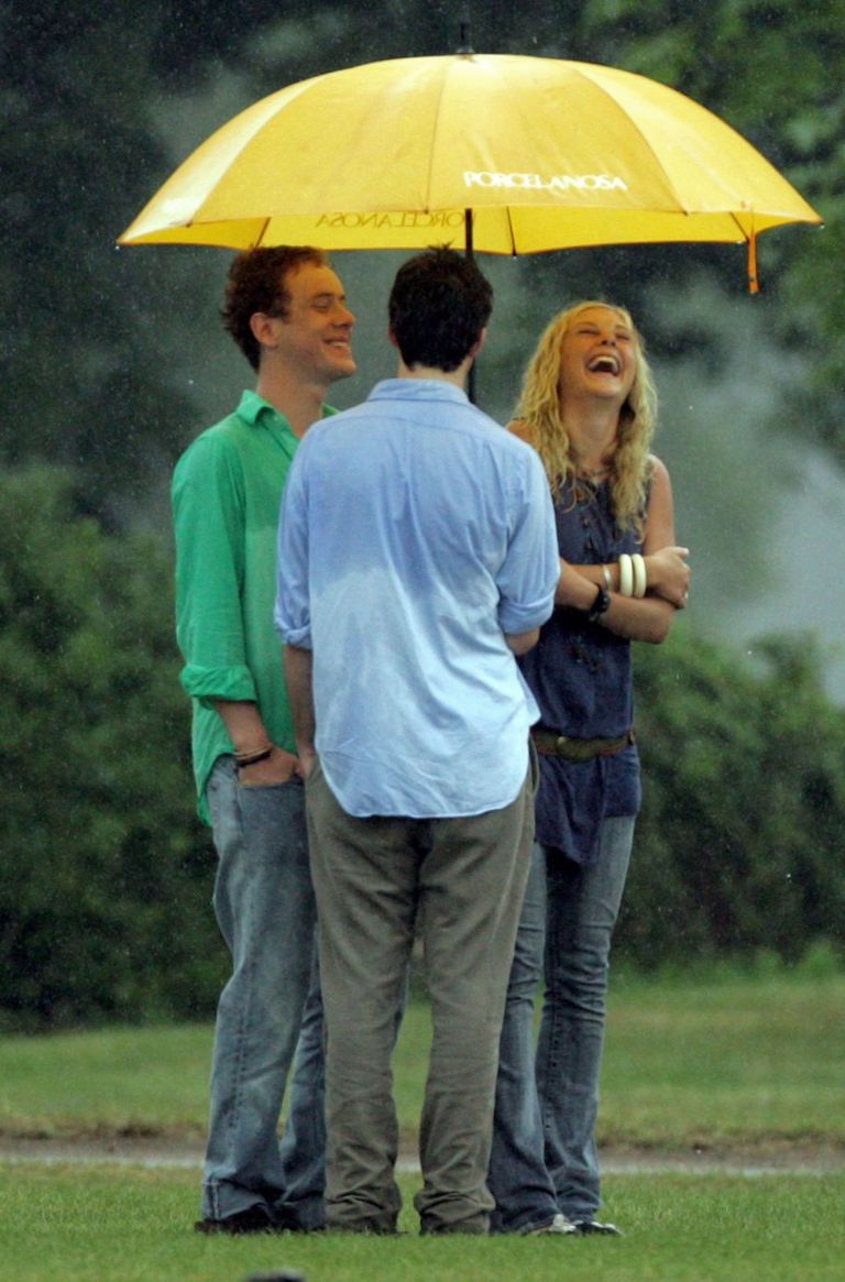 L'ancienne petite amie du Prince Harry, Chelsy Davy, est photographiée en train de rire avec les amis du Prince Harry, Guy Pelly (G) et James Murray Wells (C), pendant la journée de polo au Cirencester Park Polo Club, le 22 juillet 2006 à Cirencester, en Angleterre. | Source : Getty Images