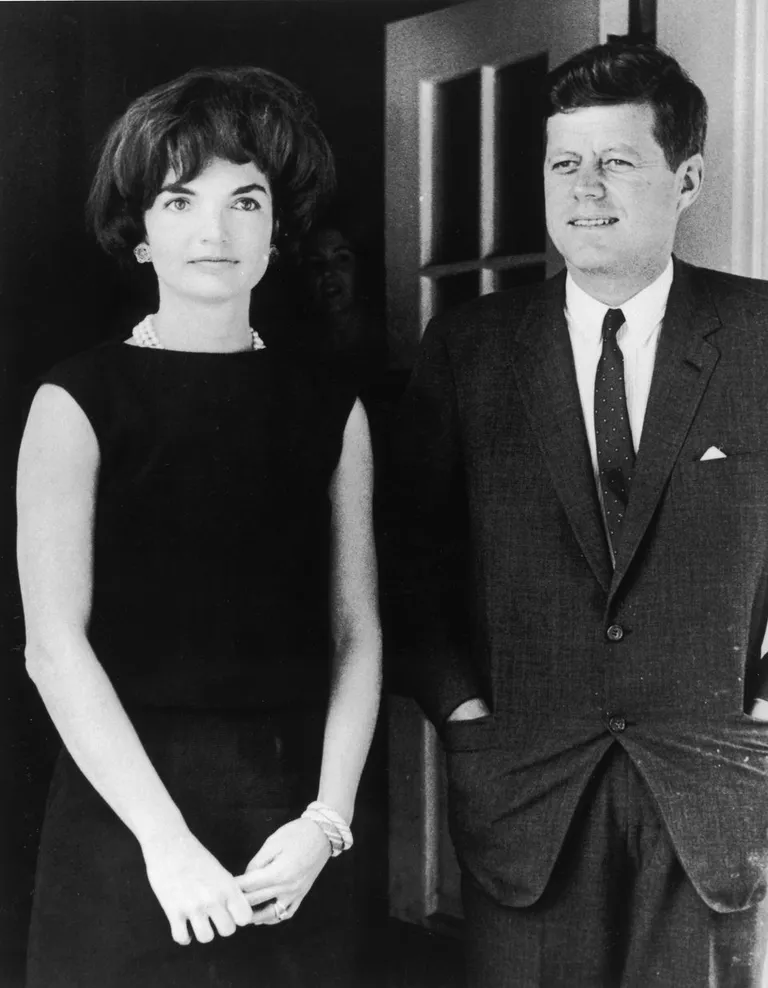 Jacqueline "Jackie" Kennedy avec John F. Kennedy à la Maison Blanche en 1961 à Washington, D.C. | Photo : Getty Images