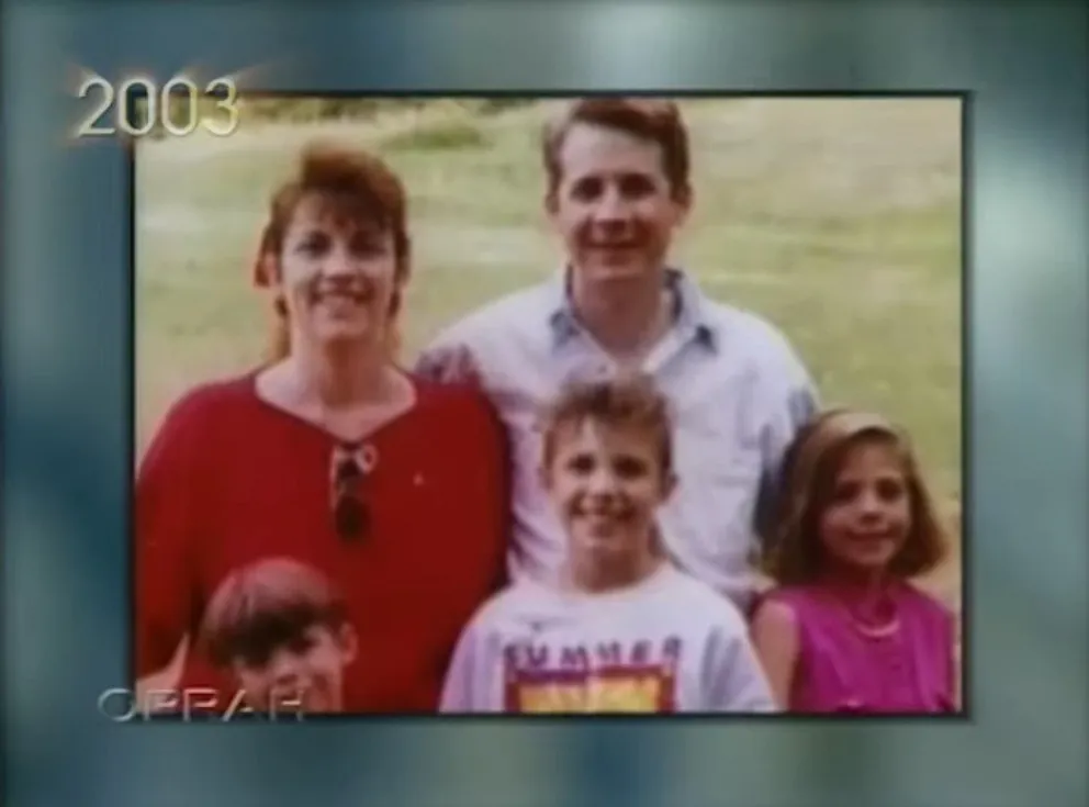 Kellie Forbes con su esposo e hijos. | Foto: Youtube/OWN