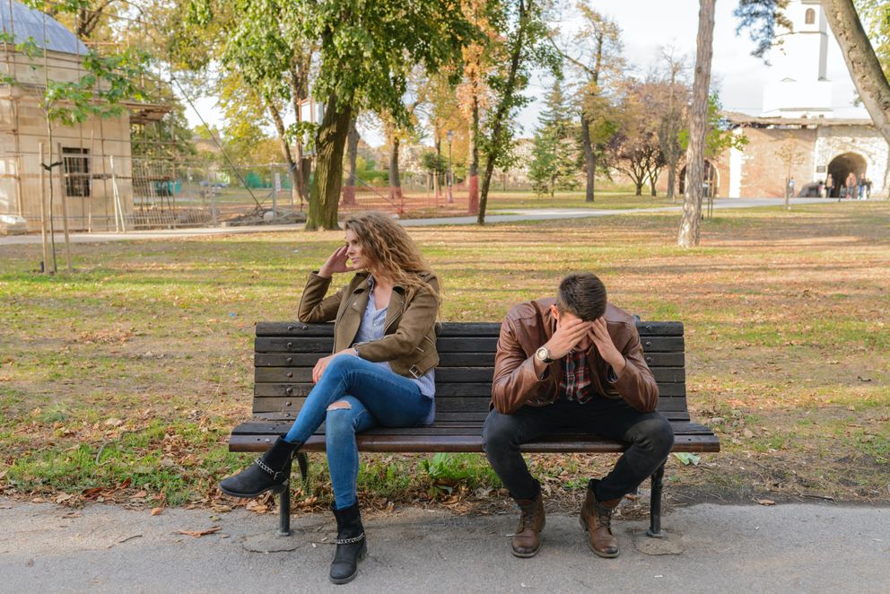 Una pareja enojada sentada en el banquillo de un parque. | Foto: Pexels