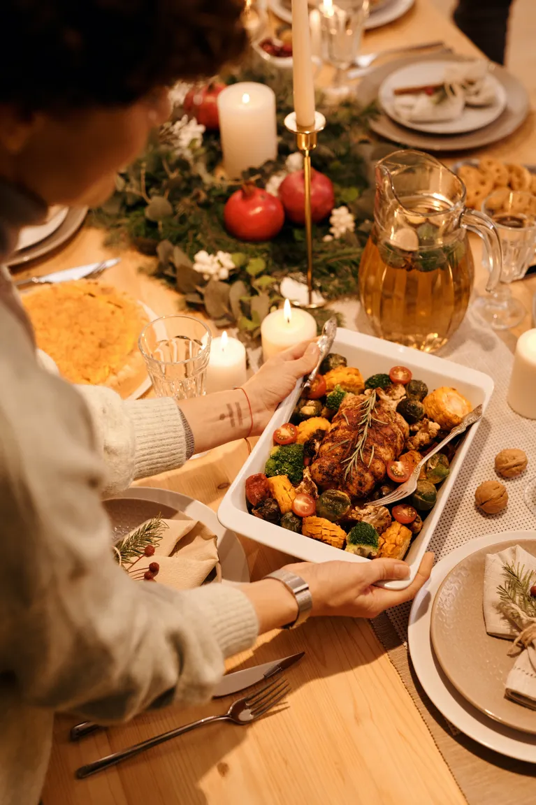 La mère de Robin a préparé un dîner de Noël spécial pour tout le monde | Photo : Pexels