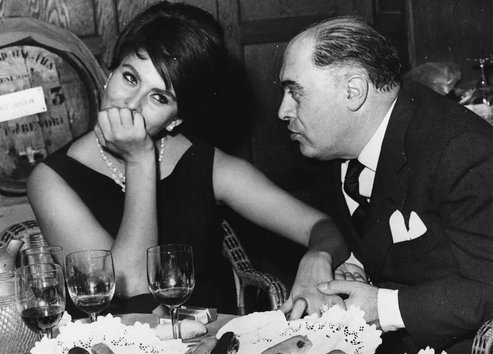 Sophia Loren en un restaurante en Francia con su esposo Carlo Ponti. | Foto: Getty Images
