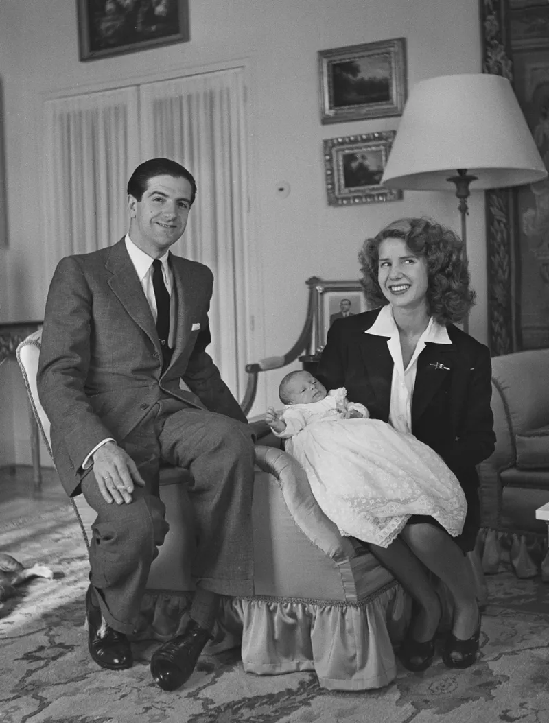 Cayetana Fitz-James Stuart y Luis Martínez de Irujo y Artázcoz con su primer hijo, Carlos Fitz-James Stuart. 1948. | Foto: Getty Images