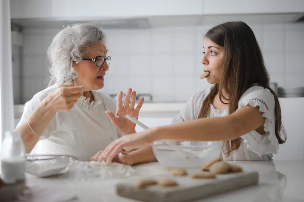Abuela haciendo galletas con una mujer joven. │Foto: Pexels