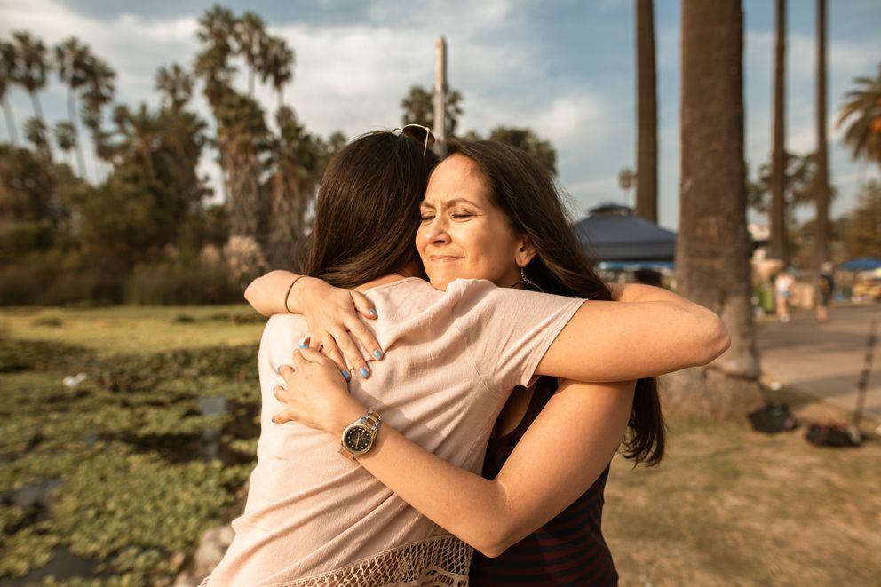 Dos mujeres abrazándose. | Foto: Pexels