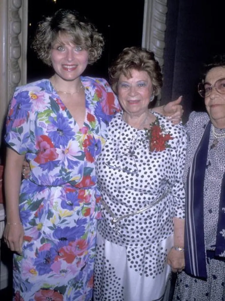 Roslyn Kind y Diana Rosen en el evento benéfico del Fondo Nacional Judío, el 10 de septiembre de 1989 en Beverly Hills, California. | Foto: Getty Images