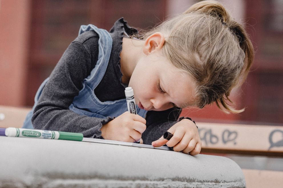 Una niña dibujando en una libreta. | Foto: Pexels