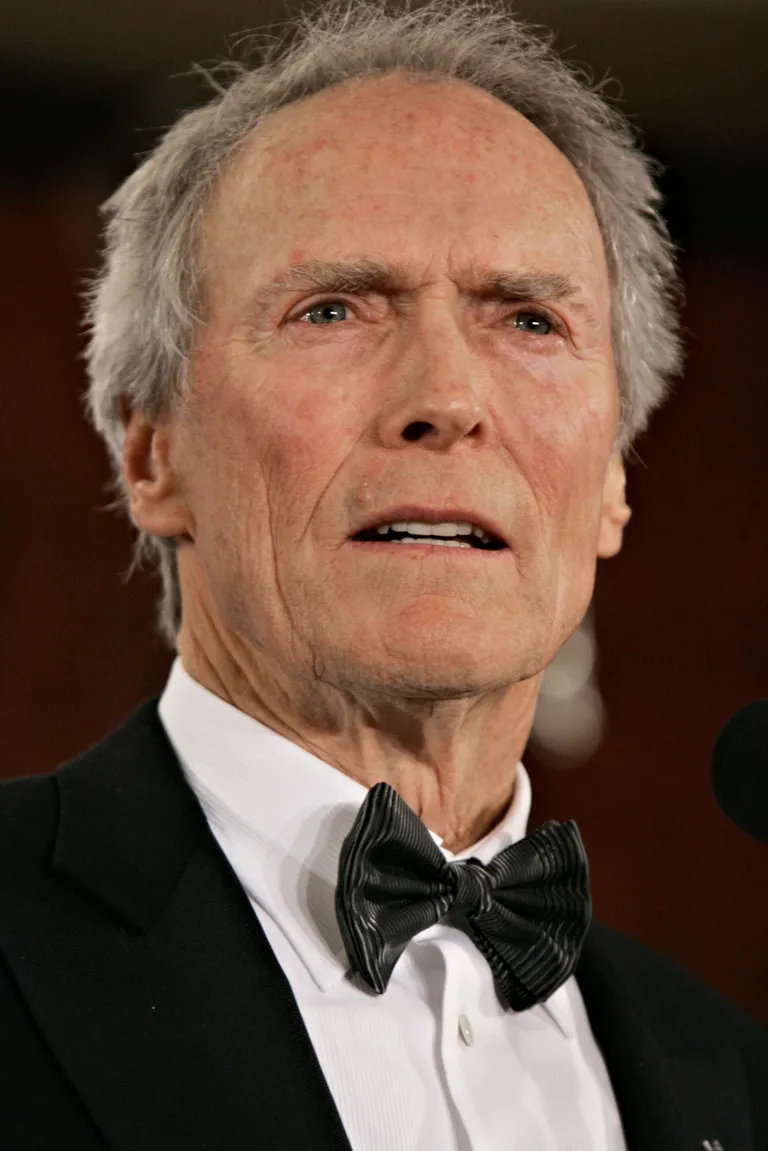 Le réalisateur Clint Eastwood s'exprime après avoir accepté son prix pour l'ensemble de sa carrière dans la salle de presse lors de la 58e cérémonie annuelle des Directors Guild Of America Awards au Hyatt Regency Century Plaza le 28 janvier 2006 à Los Angeles, en Californie. | Photo : Getty Images