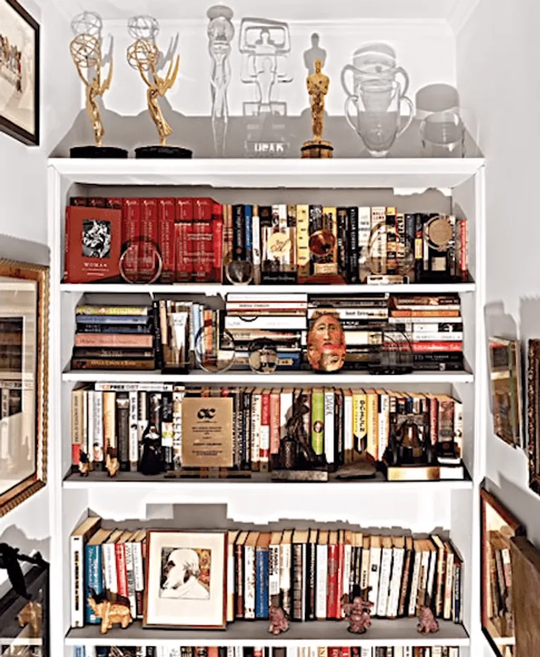 Les prix et les livres de Whoopi Goldberg dans son manoir du New Jersey | Photo : Facebook/Michael McCrudden