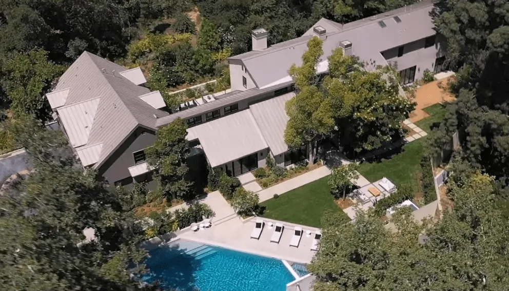 Vue aérienne du manoir de Cameron Diaz à Beverly Hills. | Photo : YouTube/TopTenFamous
