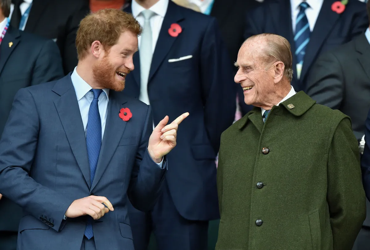 El príncipe Harry y el príncipe Philip en la final de la Copa del Mundo de Rugby 2015, en el estadio Twickenham de Londres. | Foto: Getty Images
