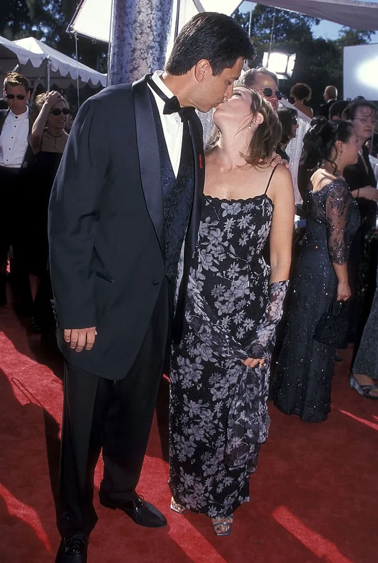 Ray Romano y su esposa Anna en la 51ª edición de los Primetime Emmy Awards, el 12 de septiembre de 1999. | Foto: Getty Images