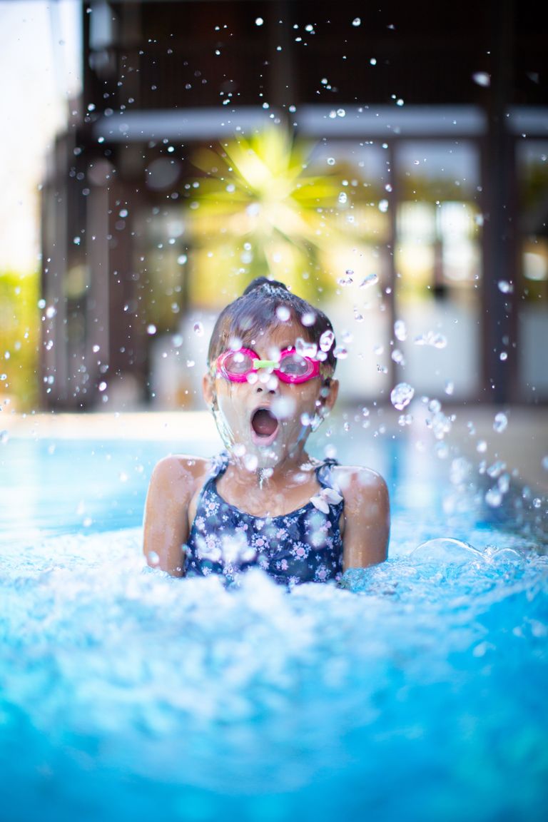 Una niña chapoteando dentro de una piscina. | Foto: Unsplash