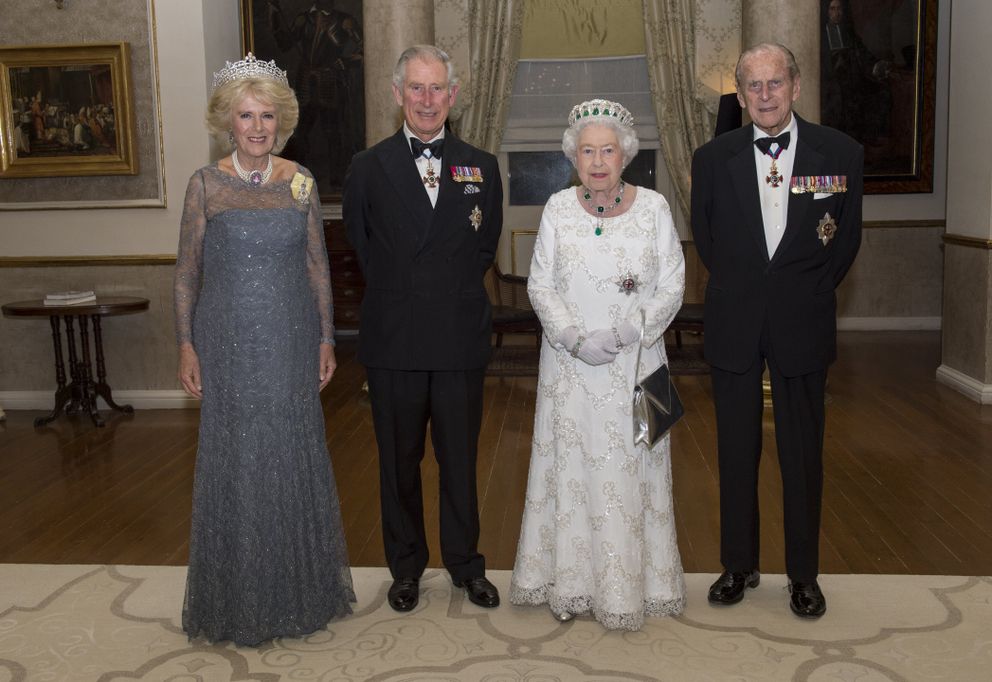 La reine consort Camilla Parker-Bowles, le roi Charles, la reine Elizabeth II et le prince Philip lors d'un dîner à l'hôtel Corinthia Palace le 27 novembre 2015 à La Valette, Malte. | Source : Getty Images