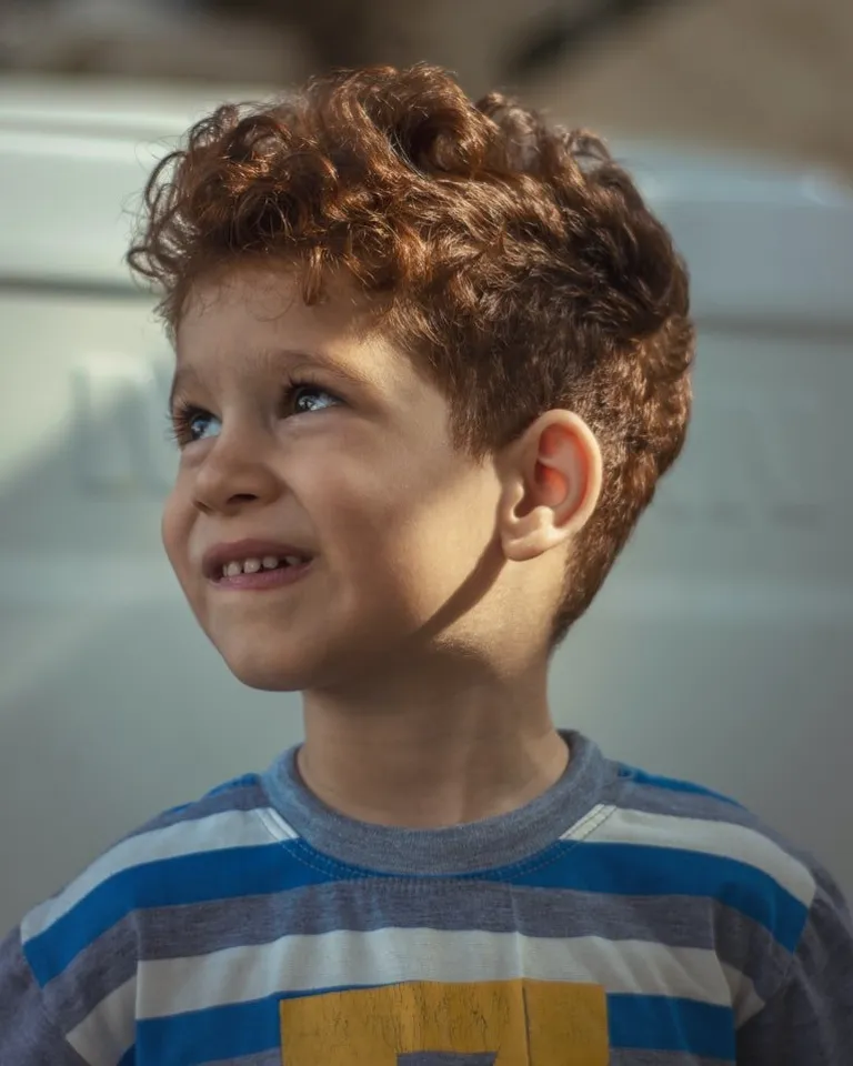 Un niño mirando hacia arriba. | Foto: Unsplash