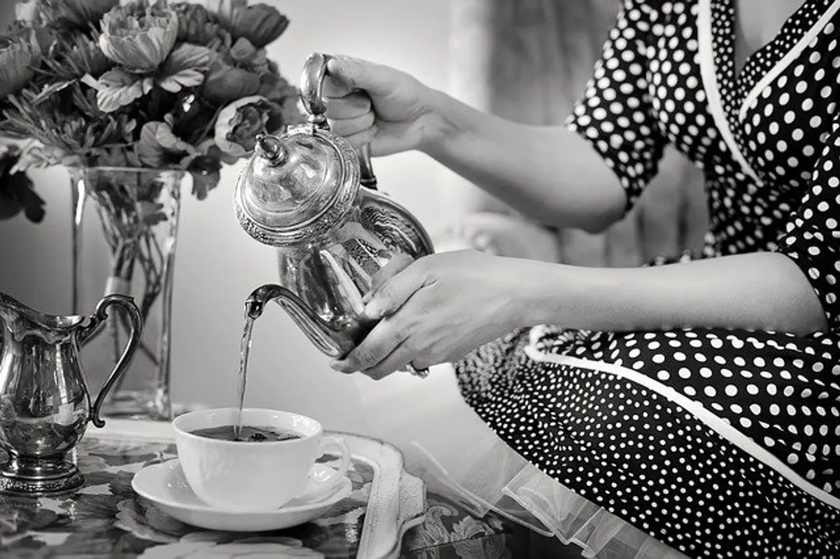 Una mujer sirviendo una taza de té. | Foto: Pixabay