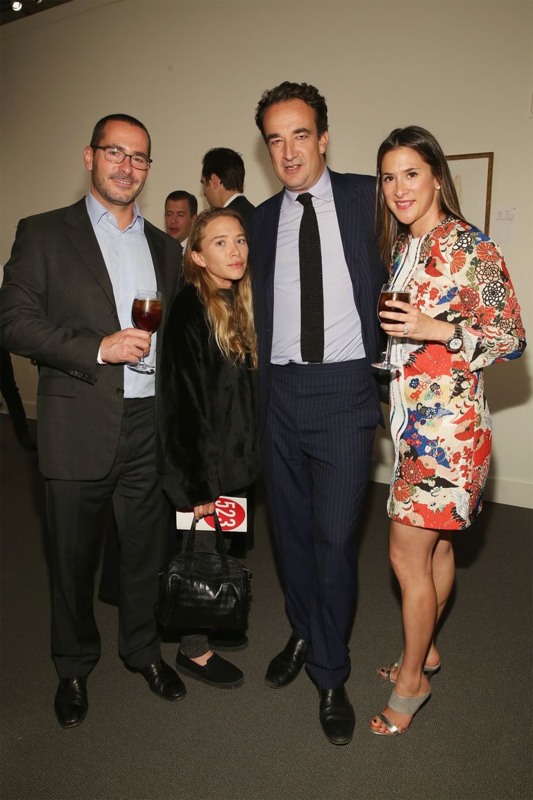 Mary-Kate Olsen con Olivier Sarkozy e invitados durante la subasta Take Home a Nude Art and Party en Sotheby's, el 15 de octubre de 2015 en Nueva York. | Foto: Getty Images