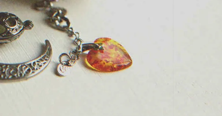 Un collar con una piedra preciosa. | Foto: Shutterstock