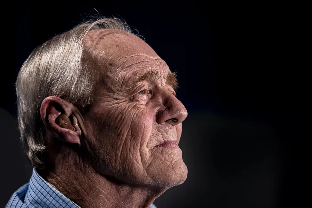 Un anciano posando de perfil mirando hacia un lado. | Foto: Unsplash