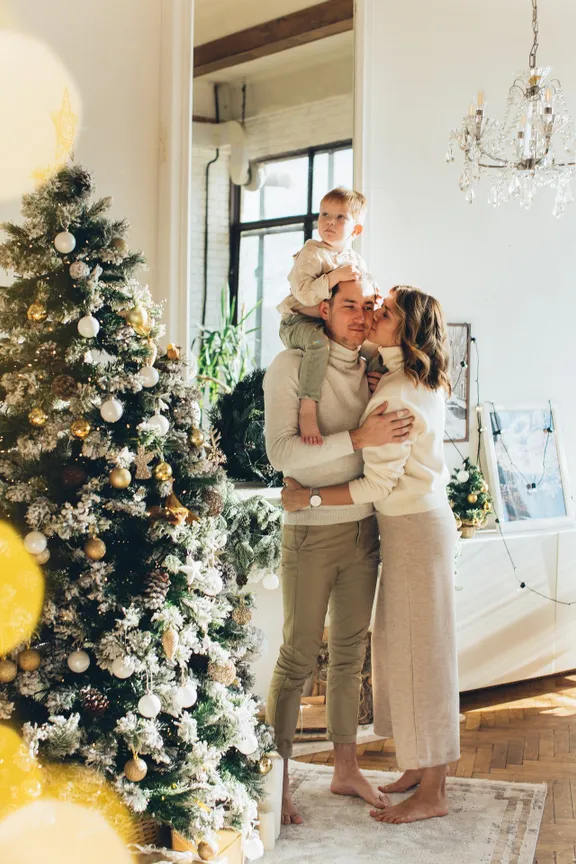 Familia frente a un árbol de navidad. | Foto: Pexels