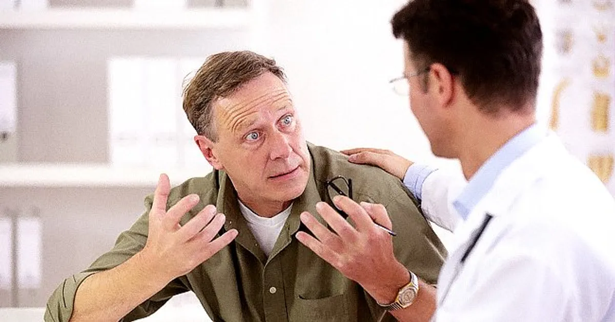 Photo d'un médecin parlant à un patient. | Photo : Shutterstock