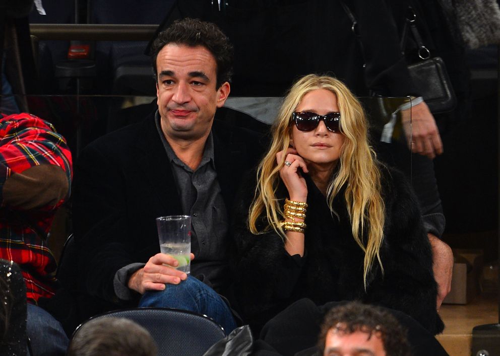 Olivier Sarkozy y Mary-Kate Olsen durante el partido Cleveland Cavaliers vs New York Knicks en el Madison Square Garden, el 15 de diciembre de 2012 en Nueva York. | Foto: Getty Images
