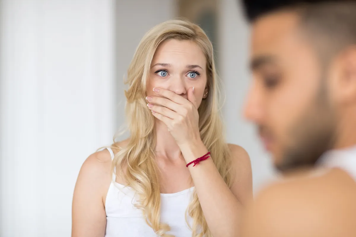 Une femme surprise en compagnie d'un homme. | Source : Shutterstock