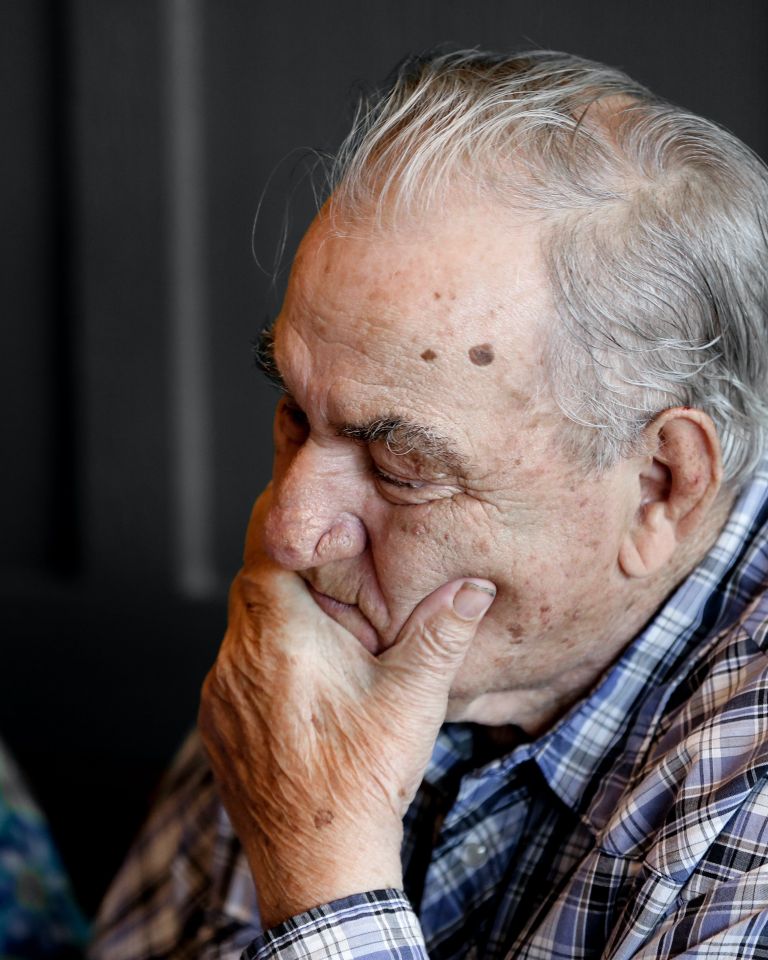Un anciano afligido con la mano sobre su rostro. | Foto: Unsplash