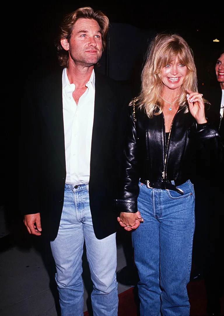 L'actrice américaine Goldie Hawn avec son partenaire, l'acteur Kurt Russell, à la première de "Housesitter" Beverly Hills à l'Academy Theatre le 9 juin 1992 à Beverly Hills, Californie | Photo : Getty Images