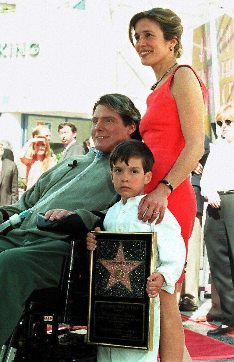 Christopher Reeve con su esposa, Dana Reeve, y su hijo, Will, después de ser honrado con una estrella en el Paseo de la Fama de Hollywood, el 15 de abril de 1997 en Los Ángeles, California. | Foto: Getty Images