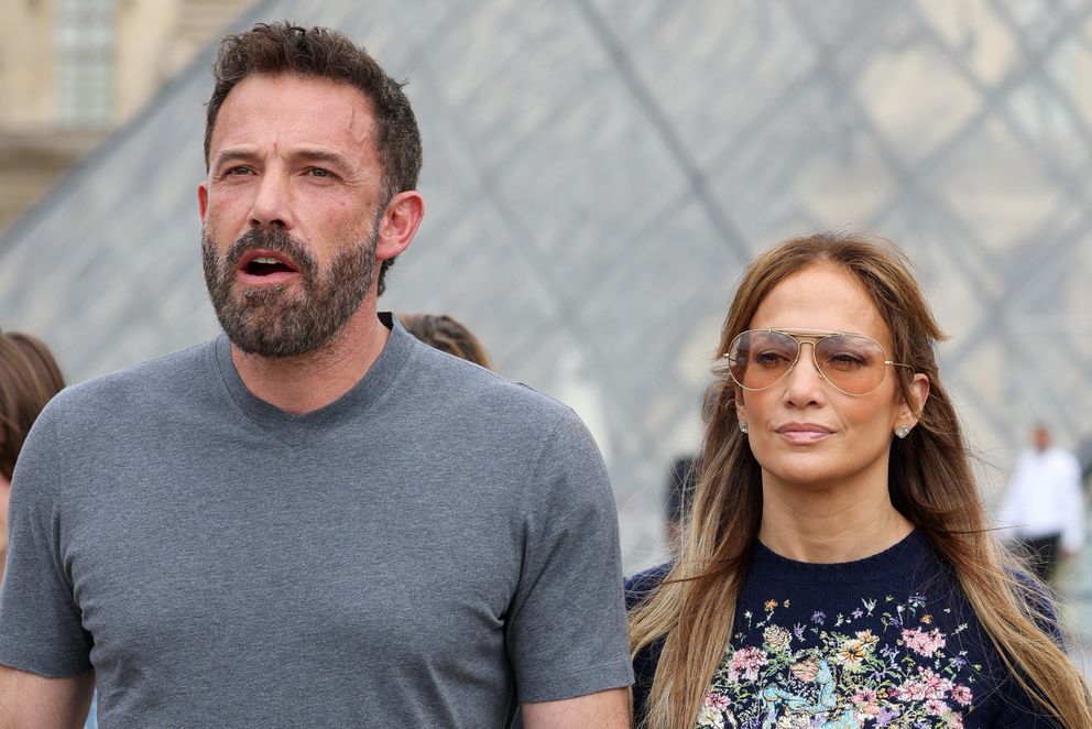 Jennifer López y Ben Affleck en el Museo del Louvre, el 26 de julio de 2022 en París, Francia. | Foto: Getty Images