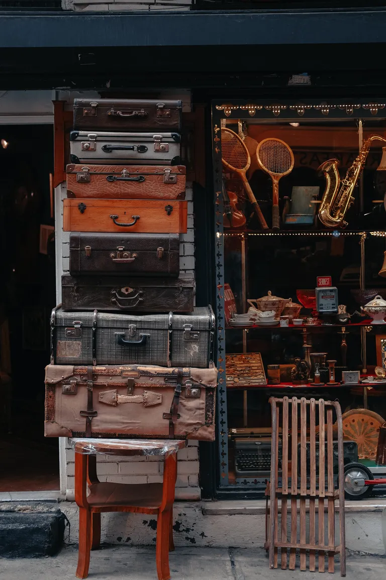 Mostrador en una tienda de antigüedades. | Foto: Pexels