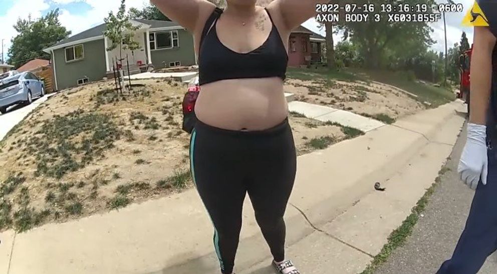 Madre de la niño rescatada, Ashlee Figgers, hablando con la policía. | Foto: Youtube/Denver7 – The Denver Channel