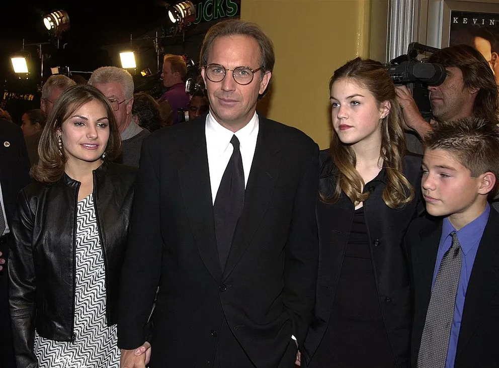 Kevin Costner et ses enfants de (G-D) : Lily, Annie et Joe arrivent pour la première du film "Thirteen Days" de New Line Cinema le 19 décembre 2000 à Los Angeles, Californie | Photo : Getty Images