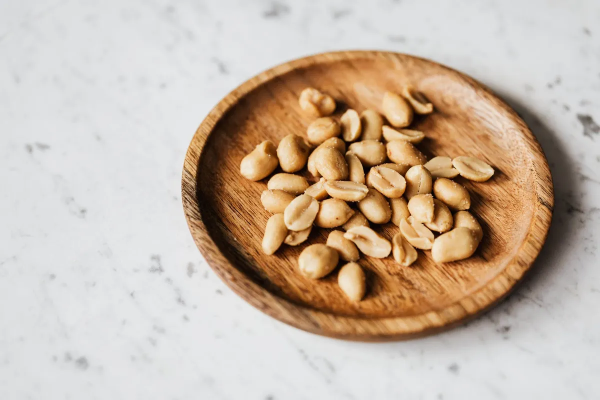 Phillip a dû manger seul dans la cuisine avec des assiettes en bois. | Photo : Pexels