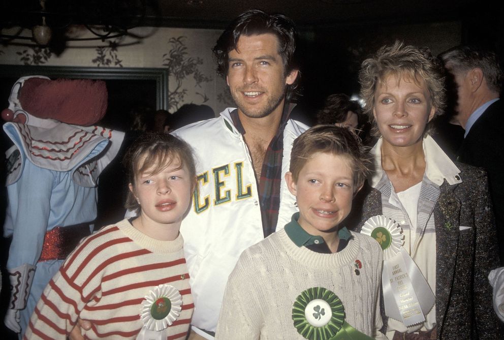 Pierce Brosnan et Cassandra Harris avec leurs enfants Christopher et Charlotte à Beverly Hills en 1989. | Source : Getty Images
