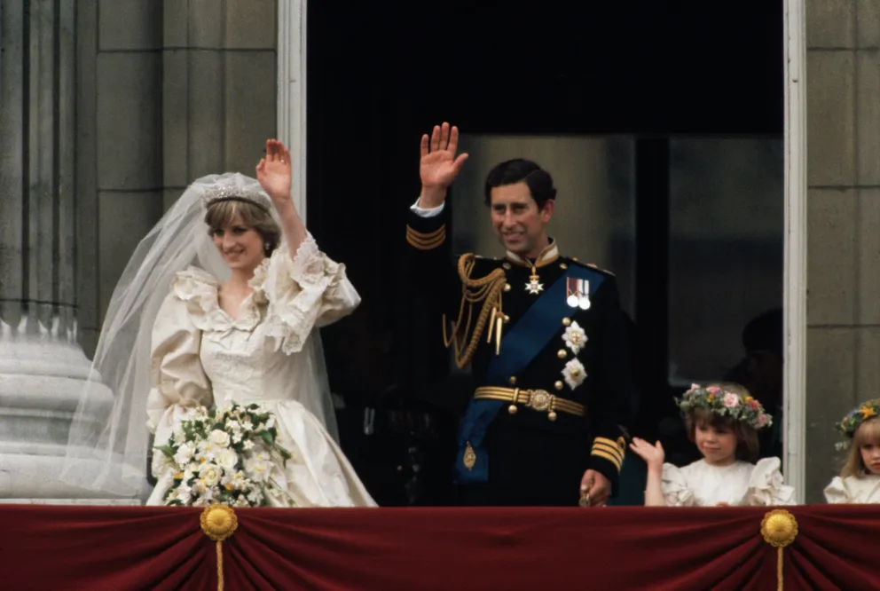 La princesa Diana y el príncipe Charles desde el balcón del Palacio de Buckingham tras su boda. | Foto: Getty Images